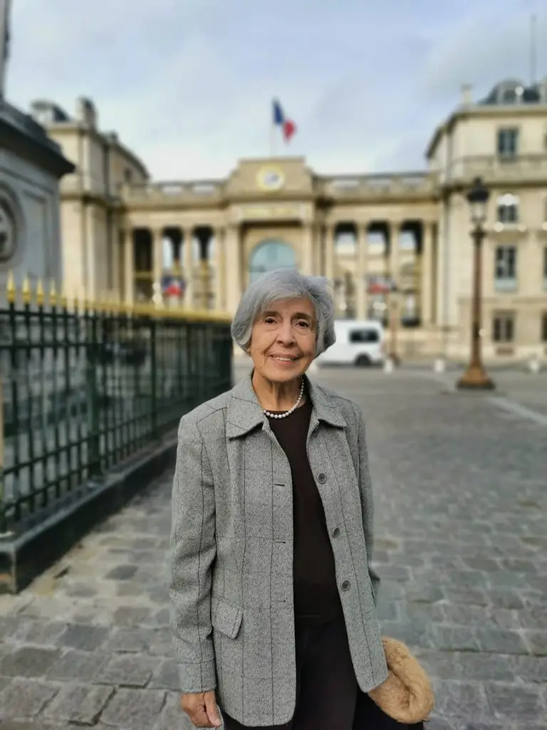 Elena, membre de notre association dépêchée à l’Assemblée Nationale pour rencontrer Aymeric Caron