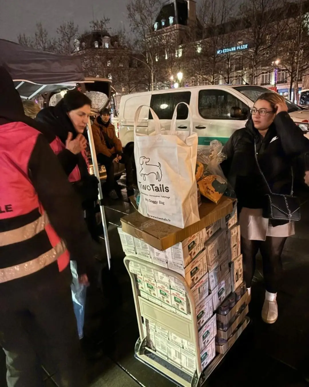 La Ligue Des Animaux sur le terrain avec l'association Gamelles Pleines et Caterina Murino pour distribuer des croquettes et pâtées pour chien.